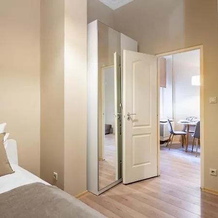 Lägenhet Very & Cozy Budapest